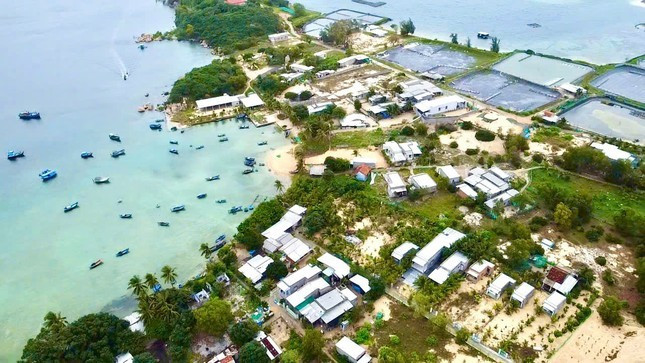Xóm Sơn Đừng nằm dưới vùng cát thấp. Các ngôi nhà trong xóm đều hướng mặt ra biển. bi-an-toc-nguoi.jpg