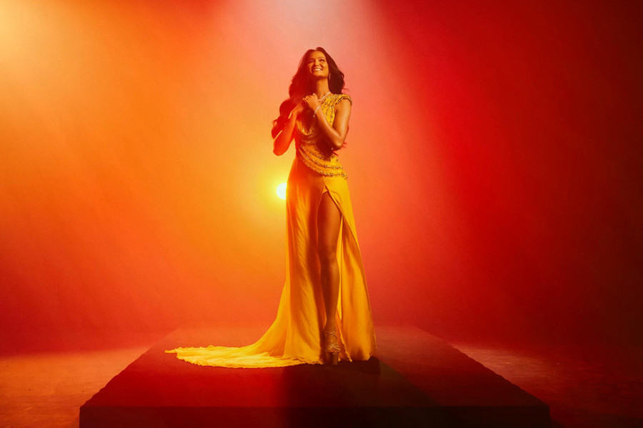 H’Hen Niê may mắn vì không chỉ khán giả theo dõi các cuộc thi nhan sắc mà cả cô chú lớn tuổi cũng dành cho mình sự yêu thương, lời động viên. “Có lần tôi đi Lai Châu, có một chị xúc động ôm chầm lấy tôi vì không nghĩ tôi có mặt ở đây. Tôi cảm thấy may mắn khi nhận tình cảm đó”, cô chia sẻ. Ảnh: Khánh Quốc Lê