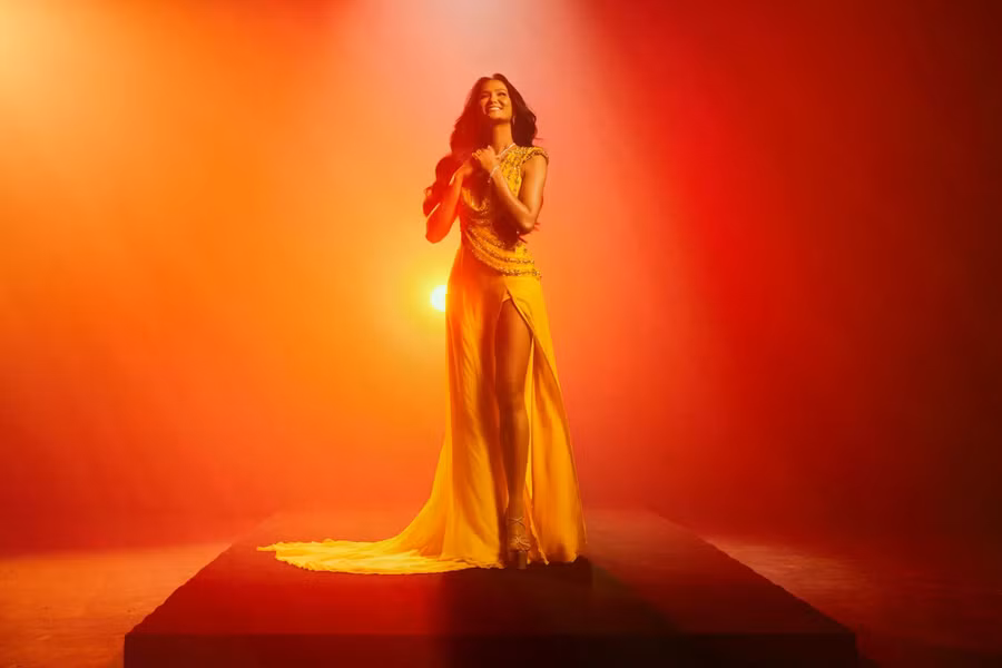 H’Hen Niê may mắn vì không chỉ khán giả theo dõi các cuộc thi nhan sắc mà cả cô chú lớn tuổi cũng dành cho mình sự yêu thương, lời động viên. “Có lần tôi đi Lai Châu, có một chị xúc động ôm chầm lấy tôi vì không nghĩ tôi có mặt ở đây. Tôi cảm thấy may mắn khi nhận tình cảm đó”, cô chia sẻ. Ảnh: Khánh Quốc Lê