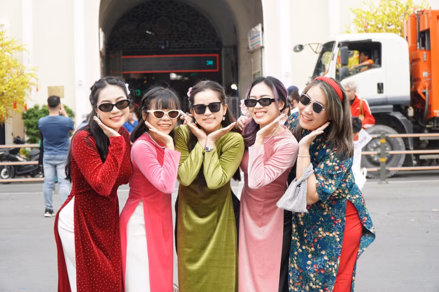 Góc ảnh “ăn tiền” nhất ở khu vực này là thấy được tháp đồng hồ ở chợ Bến Thành. Ngoài ra, con đường trước chợ, phía sau là hàng mai vàng rực cũng rất được nhiều bạn trẻ yêu thích.