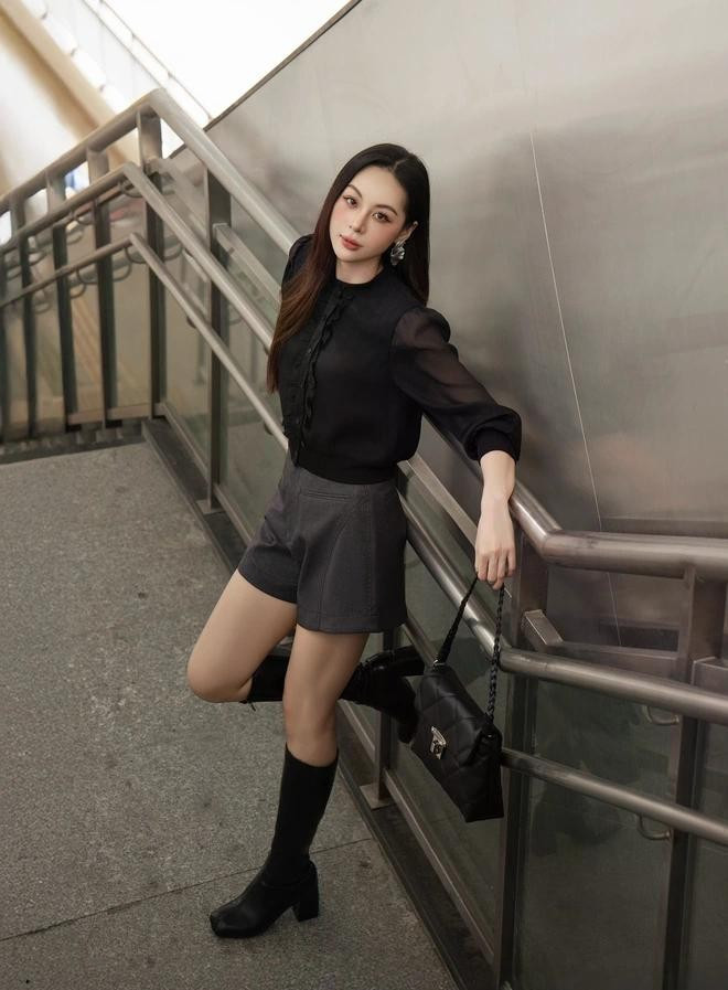 Đổi mới cùng phong cách năng động trẻ trung với sự kết hợp của áo kiểu và quần shorts. Tùy theo lựa chọn của bạn mà giày bốt cổ cao hay quần tất sẽ là phụ kiện phù hợp với bộ trang phục hơn cả. ẢNH: RUZA