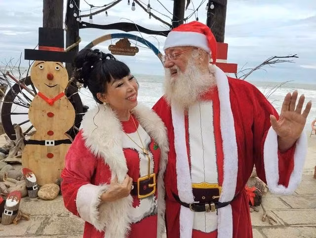 Vợ chồng ông Sinel rất thích làm thiện nguyện. ẢNH: NVCC