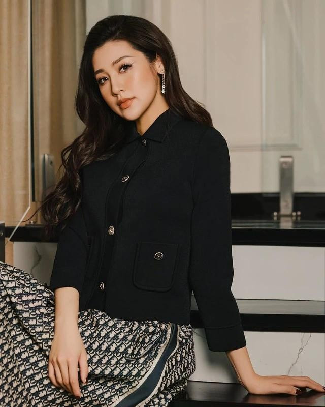 Áo dạ ép cổ điển đơn sắc phối chân váy họa tiết giúp Á hậu Dương Tú Anh ghi điểm mặc đẹp. ẢNH: INSTAGRAM NV