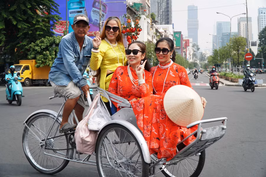 Nhiều người sẵn sàng chi tiền thuê xích lô để làm bối cảnh chụp hình, sẵn tiện tham quan thành phố.