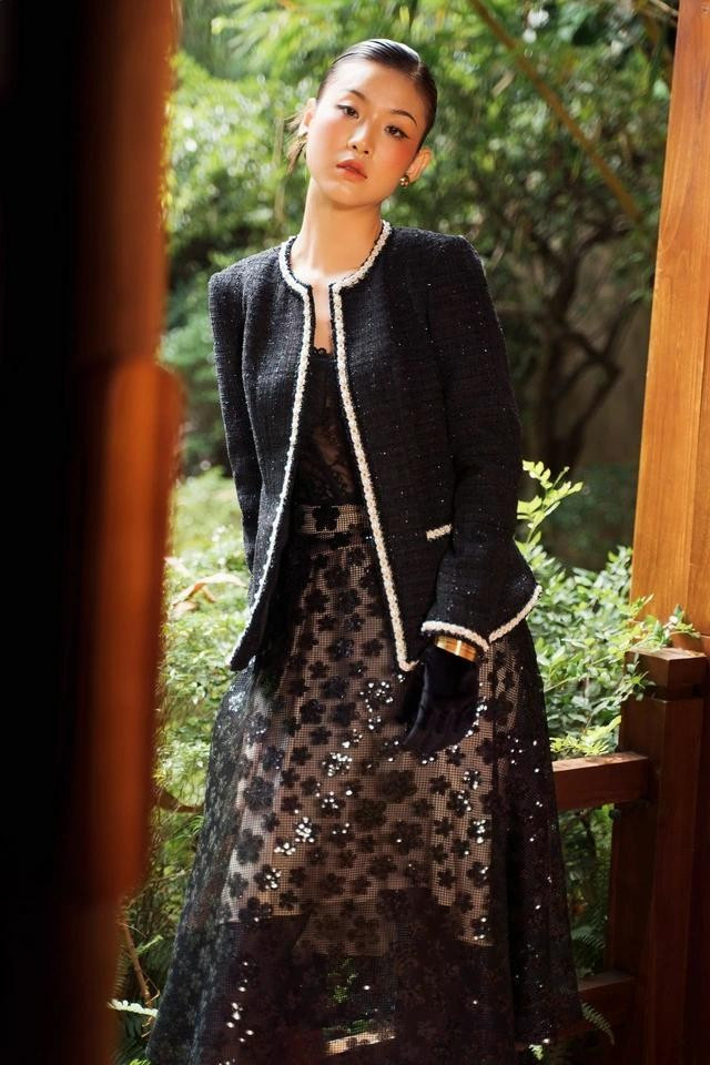 Khi khoác ngoài váy midi, áo tweed giúp nâng tầm phong cách cho cả bản phối, tạo dấu ấn đậm nét trong phong cách của quý cô. ẢNH: ITWARDROBE