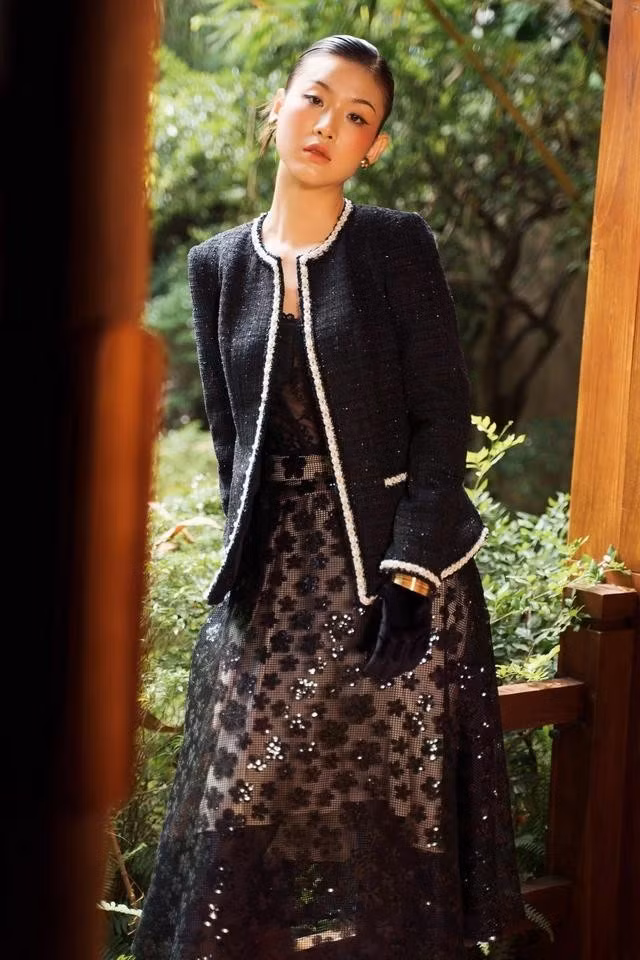 Khi khoác ngoài váy midi, áo tweed giúp nâng tầm phong cách cho cả bản phối, tạo dấu ấn đậm nét trong phong cách của quý cô. ẢNH: ITWARDROBE