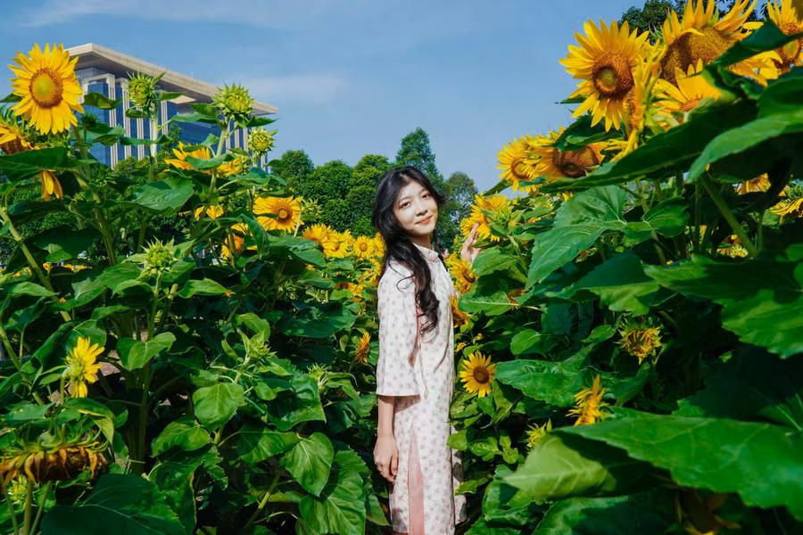 Tạo dáng trong trang phục áo dài. ẢNH: PHAN HƯƠNG