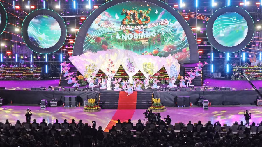 Chương trình nghệ thuật tối 31-12 bế mạc Festival Hoa Đà Lạt lần thứ X-2024. Ảnh: ĐOÀN KIÊN