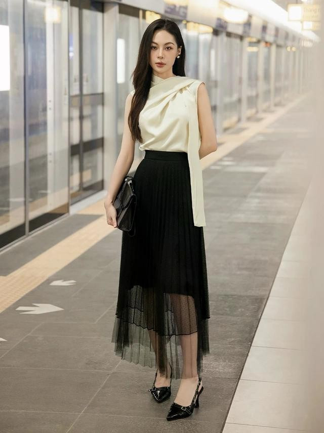 Vừa là diện mạo công sở điển hình, vừa đủ lộng lẫy tỏa sáng để dự tiệc cuối năm cùng bản phối áo lụa vàng nhạt và chân váy xếp tầng duyên dáng. ẢNH: RUZA