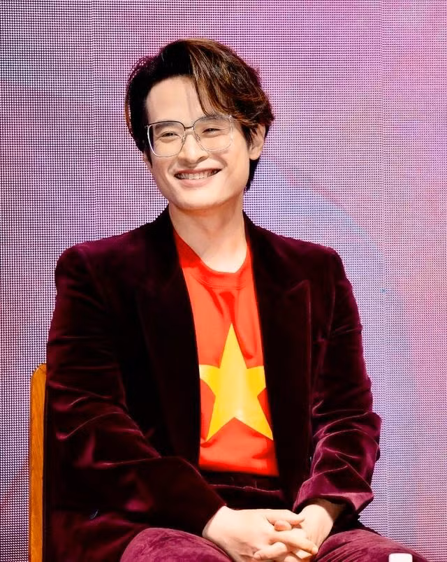 Ca sĩ Hà Anh Tuấn mặc áo cờ đỏ sao vàng để mừng chiến thắng của bóng đá Việt Nam, tại buổi họp báo chiều 6.1. ẢNH: C.T