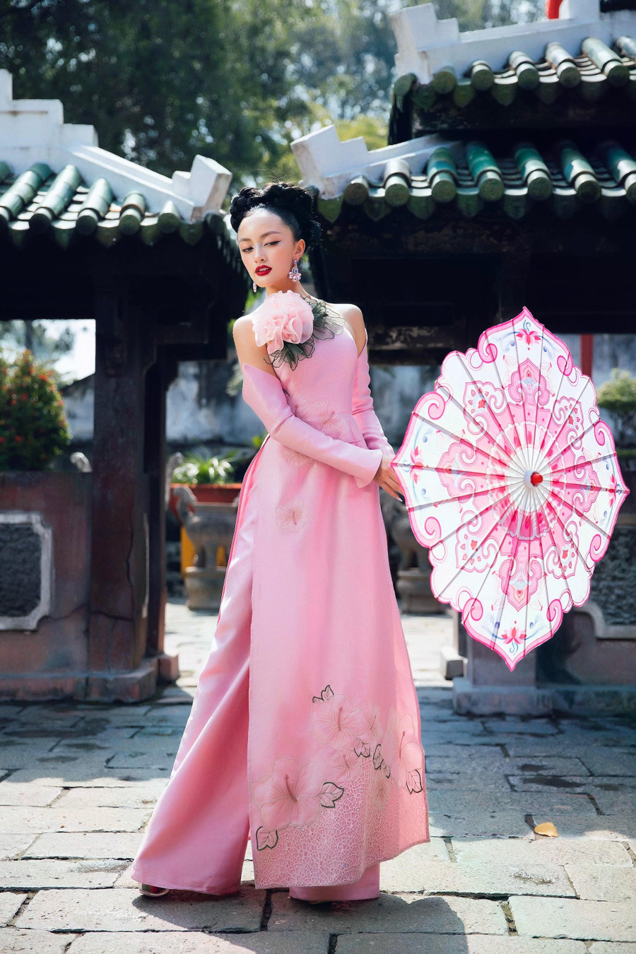 Nicole Hồ hạnh phúc khi giành chiến thắng tại cuộc thi Hoa hậu châu Á tại Mỹ. Cô bộc bạch: “Khi được sinh ra là một người con đất Việt, tôi cảm thấy may mắn khi được tiếp thu nhiều giá trị văn hóa truyền thống của dân tộc”. Ảnh: NVCC