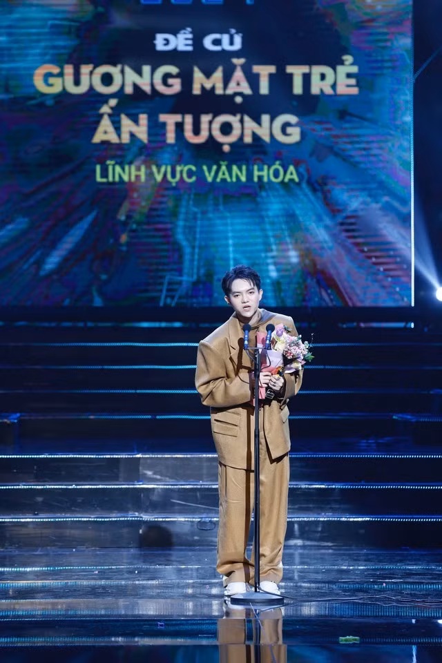 Nhà thiết kế Phan Đăng Hoàng nhận giải "Gương mặt trẻ ấn tượng" lĩnh vực văn hoá