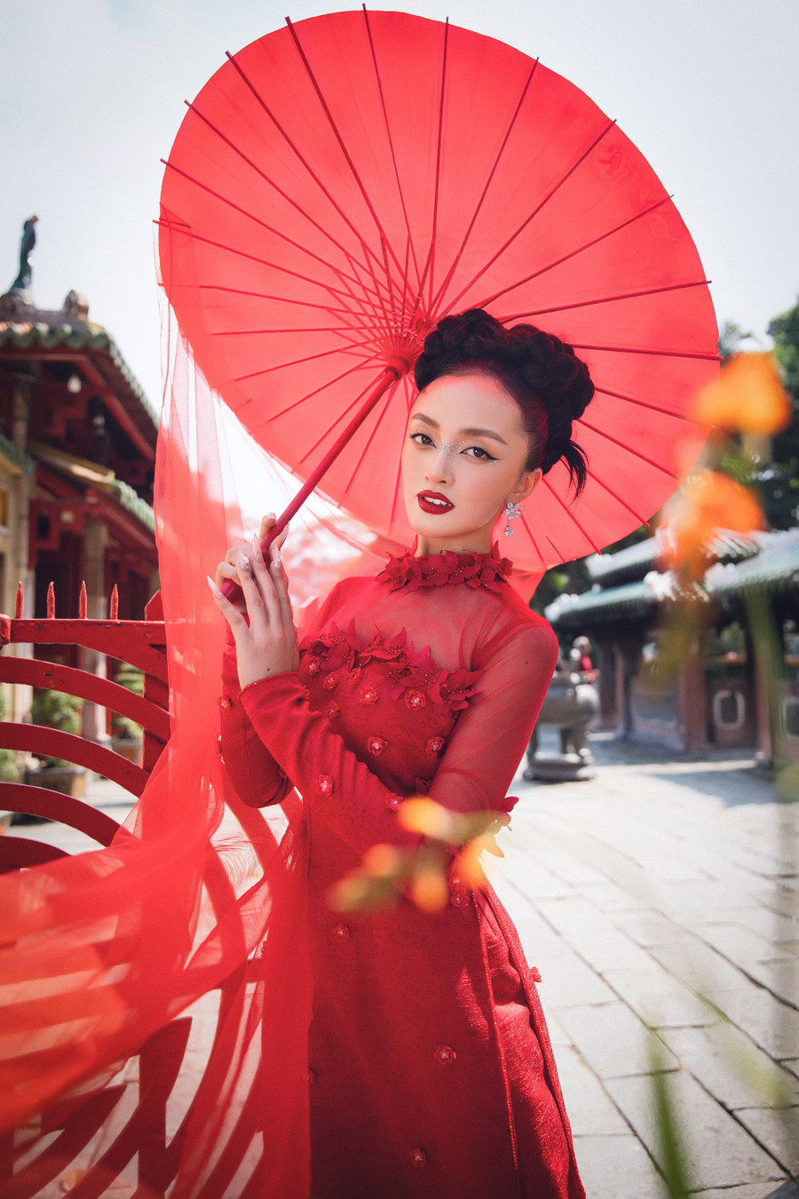 Trong quá trình hợp tác chung, nhà thiết kế Minh Châu đặc biệt ấn tượng với nét đẹp đậm chất Á Đông của Nicole Hồ. Anh cùng ê kíp chọn layout với điểm nhấn là kiểu tóc được búi cầu kỳ, lối trang điểm sắc sảo để tôn lên nhan sắc của Hoa hậu châu Á tại Mỹ. Ảnh: NVCC