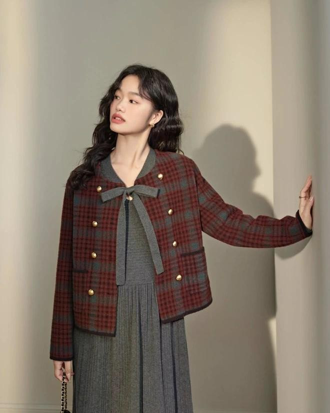 Phong cách nữ sinh thanh lịch, trẻ trung mang đậm màu sắc retro với những bản phối kết hợp dạ tweed, váy dệt kim, váy da, áo len cao cổ và những món đồ &quot;cộp mác&quot; sành điệu mùa lạnh như giày bốt, mũ bê rê. ẢNH: KUOSE