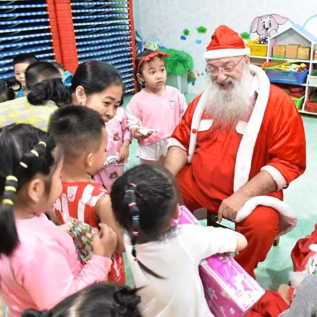 Ông Sinel cùng vợ dùng hầu hết thời gian của mình cho trẻ em bị khiếm thị, khiếm thính, trẻ mồ côi mắc bệnh HIV. ẢNH: NVCC