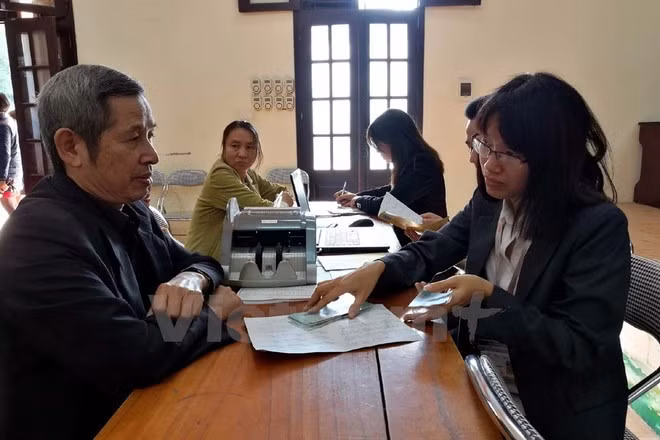 Chi trả lương hưu cho người lao động động. (Ảnh minh họa: PV/Vietnam+)