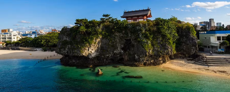 Những bãi biển trắng, làn nước trong vắt, bầu trời đêm đầy sao và sự vắng bóng của đám đông khách du lịch. Hãy quên đi những ga tàu đông nghẹt của Tokyo và những ngôi chùa đông đúc ở Kyoto; Okinawa, một dãy các hòn đảo cận nhiệt đới nằm rải rác ở cực nam của Nhật Bản, là "liều thuốc giải độc mới mẻ" cho tình trạng du lịch quá mức. ẢNH: Japan National Tourism Organization