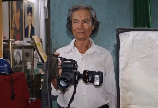 Ông Lộc gắn bó với nghề chụp ảnh 60 năm nay. ẢNH: UYỂN NHI