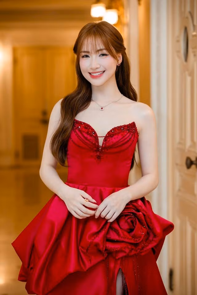 Hoà Minzy tỏa sáng rực rỡ dưới ánh đèn sân khấu trong chiếc đầm đỏ cúp ngực, gấp nếp bồng bềnh đầy quyến rũ.