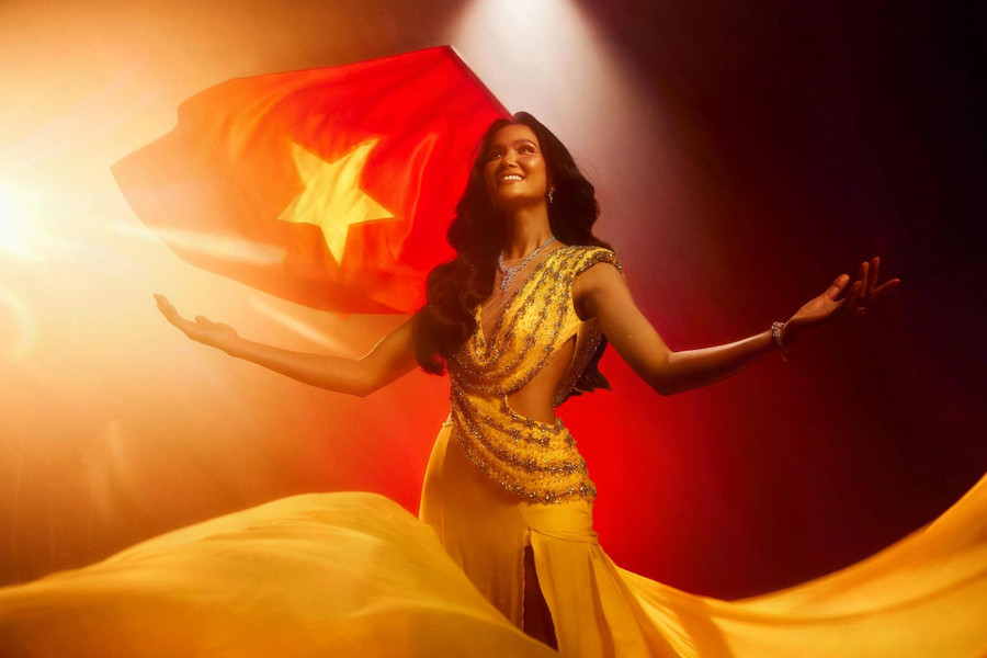 Khi khoác đầm vàng lên người, H’Hen Niê bồi hồi cảm xúc. Nếu như trước đây, người đẹp Ê Đê gây ấn tượng với kiểu tóc ngắn cá tính thì ở hiện tại, cô theo đuổi hình ảnh nữ tính với tóc dài. Dịp này, Hoa hậu Hoàn vũ Việt Nam 2017 gửi lời cảm ơn nhà thiết kế Linh San đã tạo nên thiết kế giúp cô tỏa sáng trên sân khấu quốc tế. Ảnh: Khánh Quốc Lê