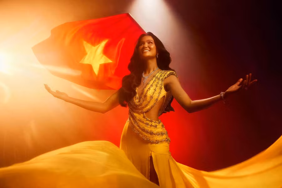 Khi khoác đầm vàng lên người, H’Hen Niê bồi hồi cảm xúc. Nếu như trước đây, người đẹp Ê Đê gây ấn tượng với kiểu tóc ngắn cá tính thì ở hiện tại, cô theo đuổi hình ảnh nữ tính với tóc dài. Dịp này, Hoa hậu Hoàn vũ Việt Nam 2017 gửi lời cảm ơn nhà thiết kế Linh San đã tạo nên thiết kế giúp cô tỏa sáng trên sân khấu quốc tế. Ảnh: Khánh Quốc Lê