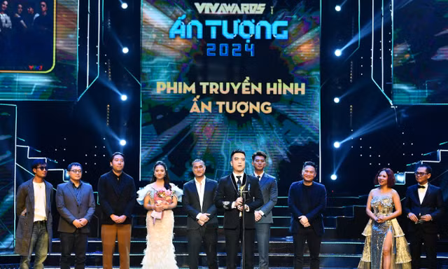 Ê-kíp sản xuất phim "Độc đạo" nhận giải thưởng "Phim truyền hình ấn tượng"