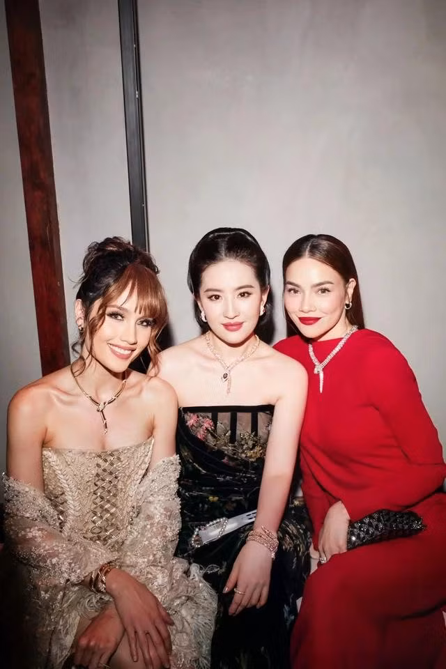Khoảnh khắc Hồ Ngọc Hà (phải) đọ sắc cùng Lưu Diệc Phi (giữa) được nhiều người chú ý. Ảnh: NVCC