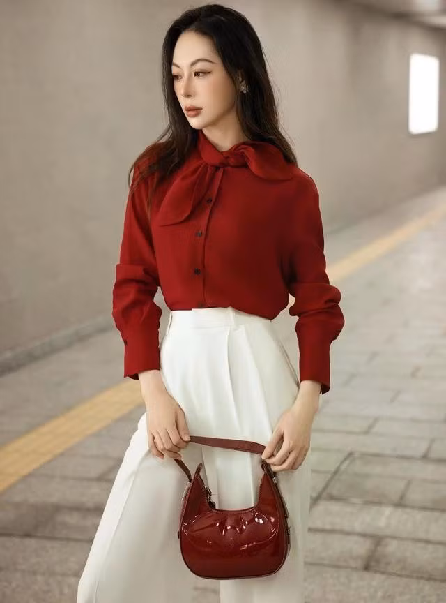 Chi tiết cổ áo tạo điểm nhấn nhẹ nhàng cho bản phối công sở những ngày cuối năm bận rộn. ẢNH: RUZA