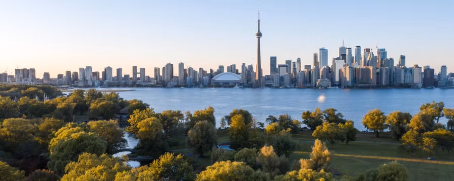 Toronto, thành phố lớn thứ tư của Bắc Mỹ, được cho là thiên đường ẩm thực của Canada. Du khách có thể nếm thử theo cách riêng của mình từ các ki-ốt nhỏ cho đến các tụ điểm ẩm thực cao cấp, bao gồm cả tại Waterworks Food Hall mới - trung tâm ẩm thực phong cách châu Âu. ẢNH: Destination Toronto