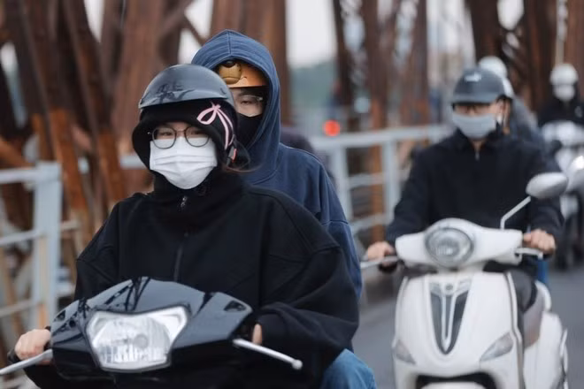 Thủ đô Hà Nội trời rét, nhiệt độ thấp nhất từ 12-14 độ C. (Ảnh: Minh Quyết/TTXVN)