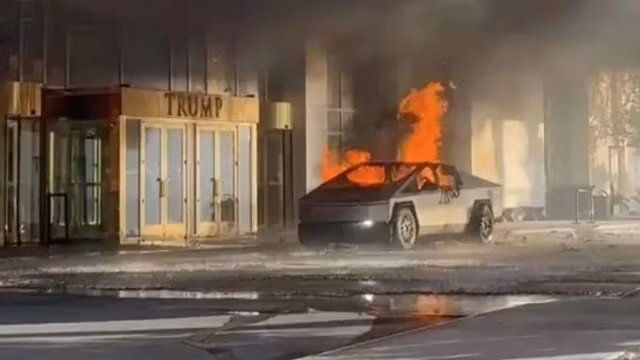 Theo cảnh sát, một người được tìm thấy chết bên trong xe. Ảnh: Alcides Antunes