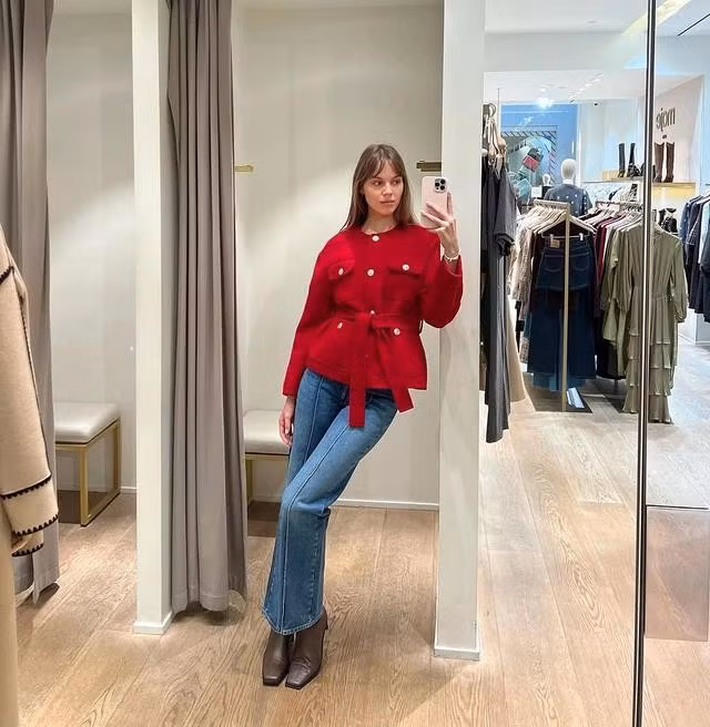 Nổi bật, rạng rỡ và ấm áp với những ý tưởng mặc dạ tweed, denim và giày bốt da thuộc mềm mại, tôn dáng. ẢNH: ZHANNA RED