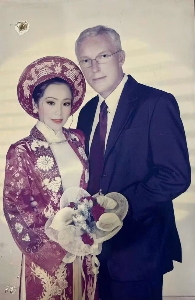 Bà Ngọc Thọ hạnh phúc bên người chồng Đan Mạch. ẢNH: NVCC