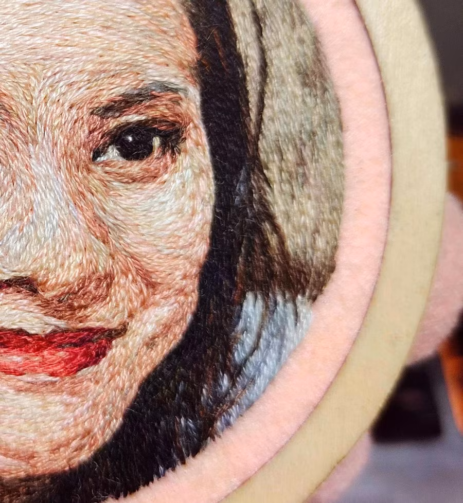 “Hồn” trong tranh chân dung của Khiêm được tạo bởi những mũi thêu phá cách - không thêu dọc, thêu ngang theo kiểu truyền thống mà bo theo đường nét gương mặt nhân vật. ẢNH: NVCC