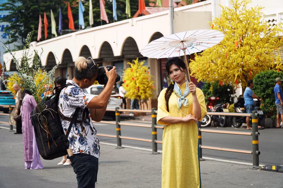 Nhiều thợ ảnh hoạt động hết công suất, liên tục bấm máy, hướng dẫn mẫu tạo dáng.