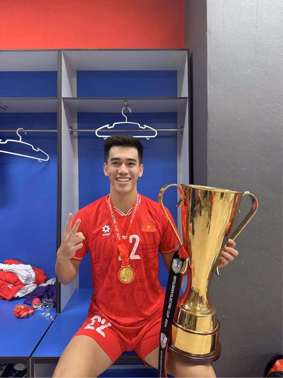 Tiến Linh chia sẻ: “Cuộc đời đã có lần thứ 2. Việt Nam quyết chiến, quyết thắng”.