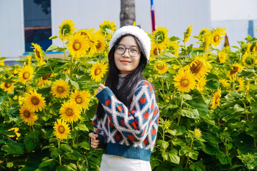 Phạm Thị Ngọc Huyền thích thú khi được tham quan và chụp hình tại vườn hoa hướng dương. ẢNH: PHAN HƯƠNG