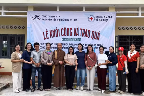 Xã Phú Thiện bàn giao công trình giếng khoan và trao quà cho học sinh khó khăn