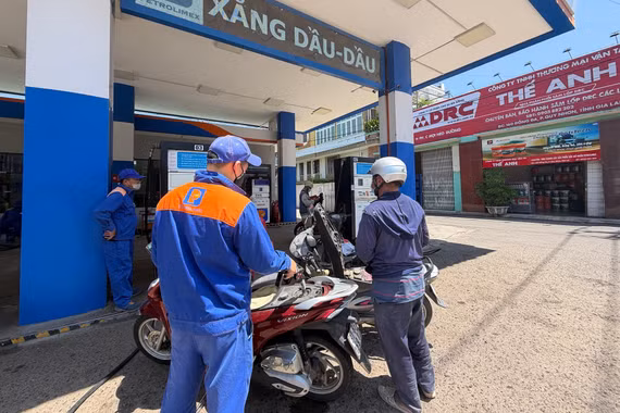 Giá xăng tăng nhẹ, dầu diesel giảm gần 800 đồng/lít từ chiều 1-10