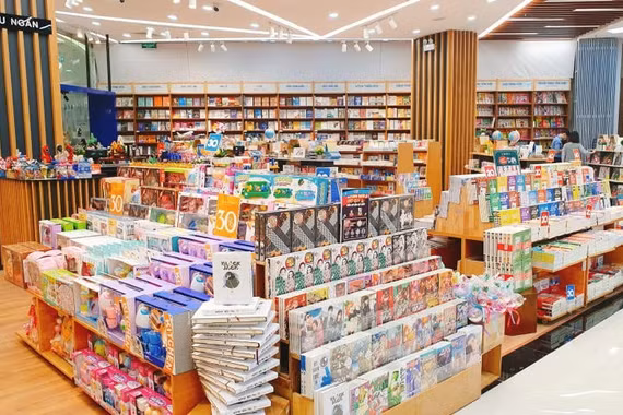 Mỗi ngày thu khoảng 12 tỷ đồng: Vì sao nhà sách truyền thống vẫn sống khỏe thời Shopee, TikTok?