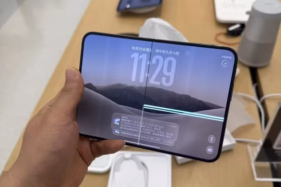 iPhone Duo bị phàn nàn: Màn hình nứt, bản lề kẹt, phần mềm chưa tối ưu