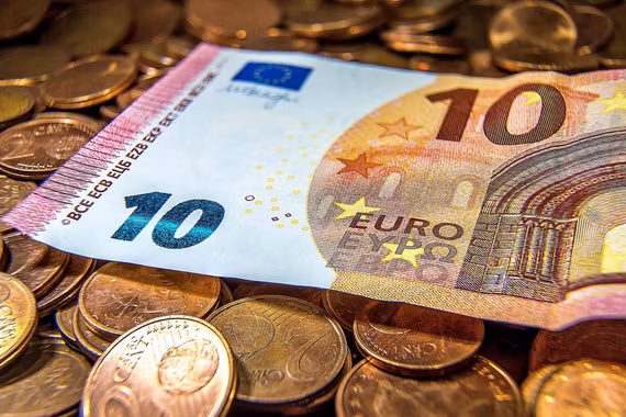 Euro xuống đáy 1,5 năm: Ai hưởng lợi, ai chịu thiệt?