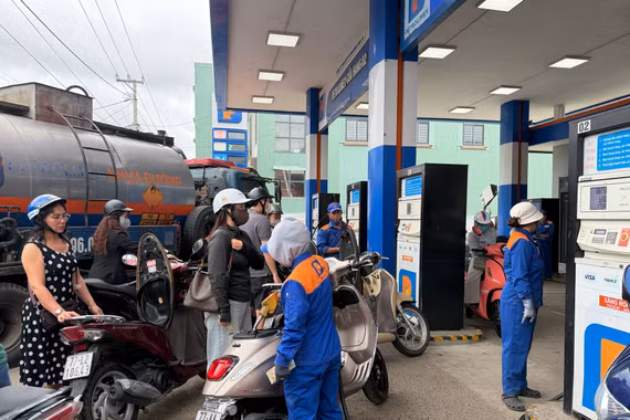 Giá xăng, dầu cùng giảm nhẹ từ chiều 27-8