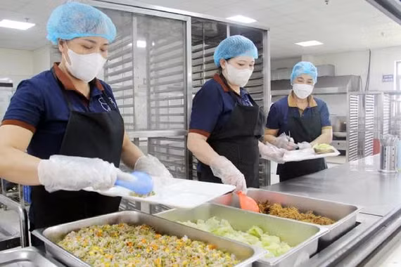 Một suất ăn công nghiệp đi qua bao nhiêu khâu trước khi đến tay công nhân?