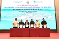 Đại diện Công ty CP Becamex Bình Định (đứng thứ 3 từ trái qua) cùng với một số DN Trung Quốc ký kết ghi nhớ hợp tác đầu tư vào KCN Becamex VSIP Bình Định. Ảnh: T.SỸ