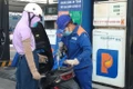 Khách hàng mua xăng tại Cửa hàng số 4 của Công ty TNHH một thành viên Petrolimex Gia Lai trên đường Tây Sơn, phường Quy Nhơn Nam. Ảnh: Tiến Sỹ