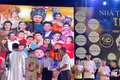 Đại diện Hội CTĐ tỉnh Gia Lai và Nhóm Lâm Hiệu trao học bổng cho học sinh hiếu học - ÁNH HỒNG 