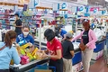 Người dân mua hàng hóa tại Siêu thị Co.opmart Quy Nhơn. Ảnh T.SỸ