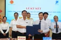 Đại diện Thuế tỉnh và VNPT Gia Lai ký thỏa thuận. Ảnh: T.SỸ