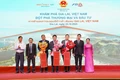 Các đồng chí lãnh đạo tỉnh đón tiếp và tặng quà lưu niệm cho các đối tác Thái Lan. Ảnh: T.SỸ